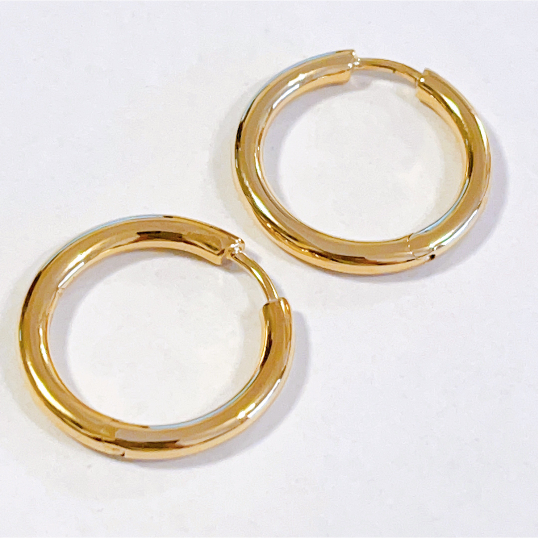 TOM WOOD(トムウッド)の人気 TOM WOOD ミディアム Classic Hoops ピアス レディースのアクセサリー(ピアス)の商品写真