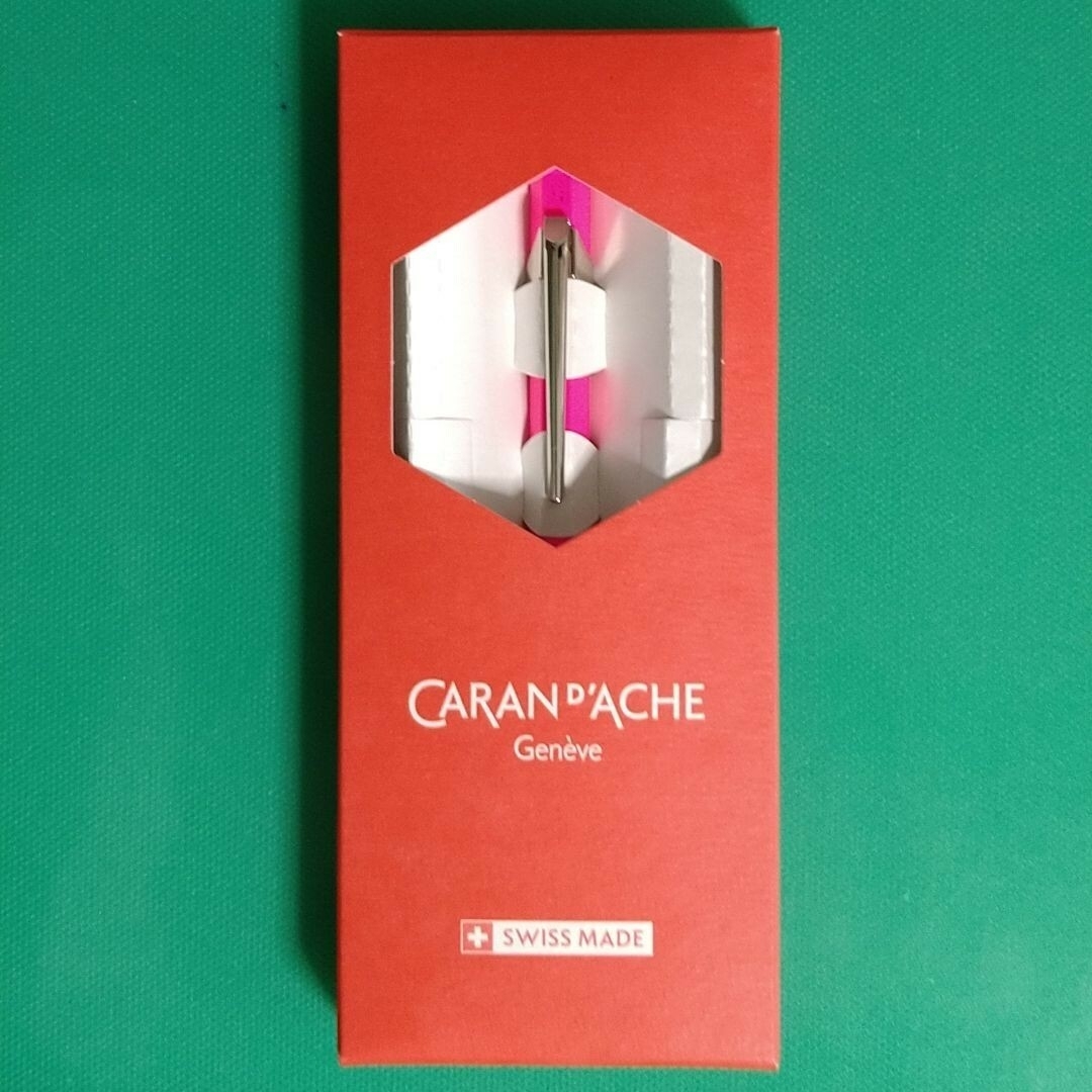 CARAN d'ACHE(カランダッシュ)のカランダッシュ ペンシル 0.5mm 849 蛍光ピンク インテリア/住まい/日用品の文房具(ペン/マーカー)の商品写真