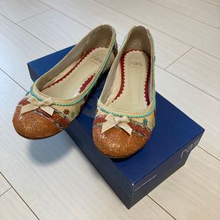 rasのエナメルパンプス　ベージュ　編み上げ紐付き