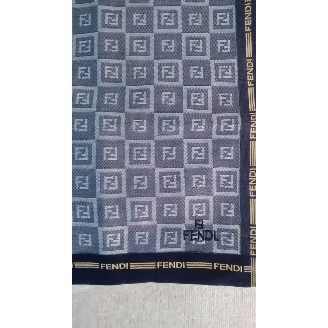 FENDI(フェンディ)のフェンディ FENDI ズッカ柄  スカーフ  大判ハンカチ レディースのファッション小物(バンダナ/スカーフ)の商品写真