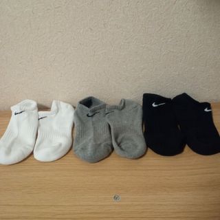 ナイキ(NIKE)のNIKE 子供用 くるぶし丈ソックス 3足組 黒/灰/白 21-23㎝ 美品(靴下/タイツ)