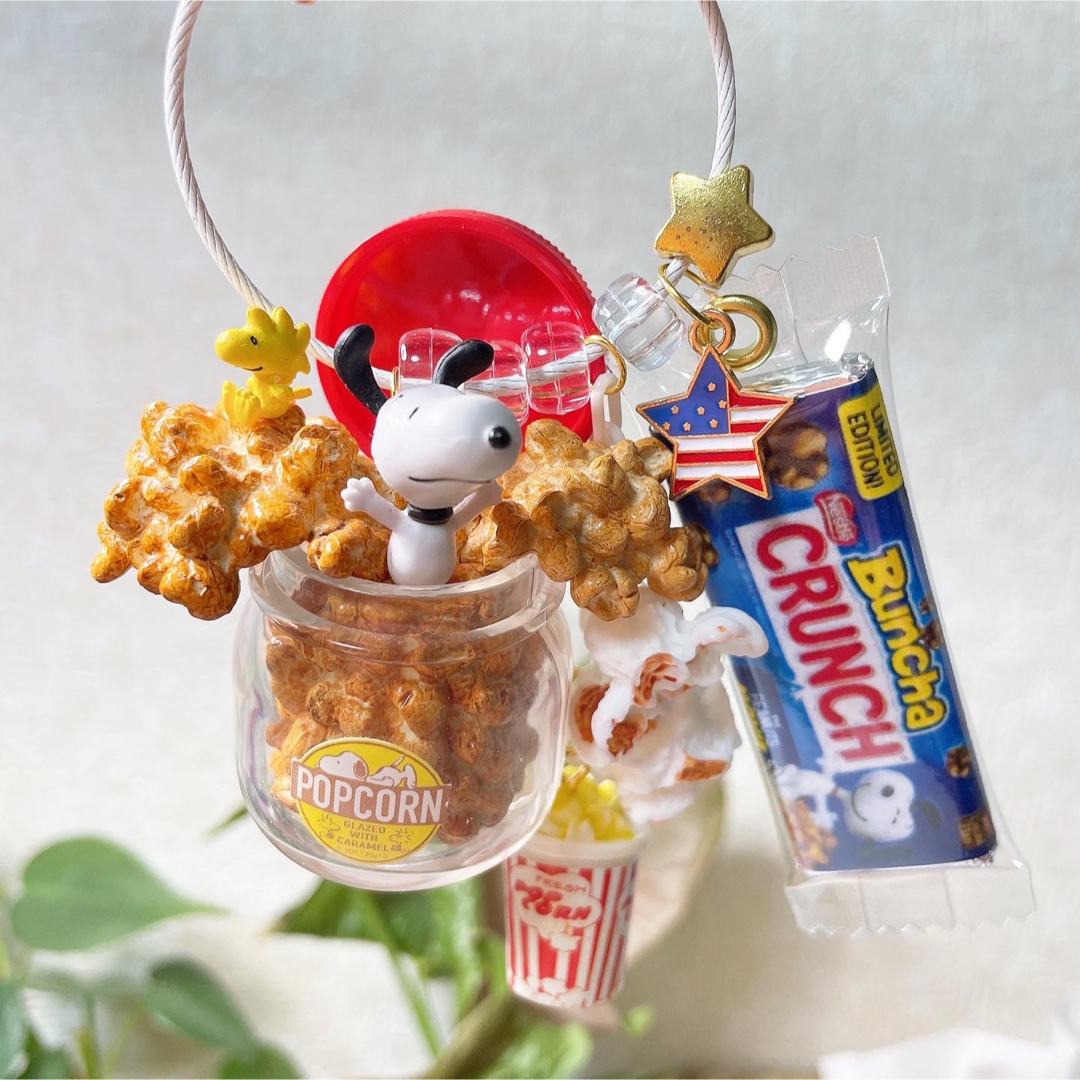 SNOOPY(スヌーピー)のポップコーンパーティ✨✨ 🍿🎉🎈しようよ🐶🐥🎶 キーホルダー✨ ハンドメイドのアクセサリー(キーホルダー/ストラップ)の商品写真