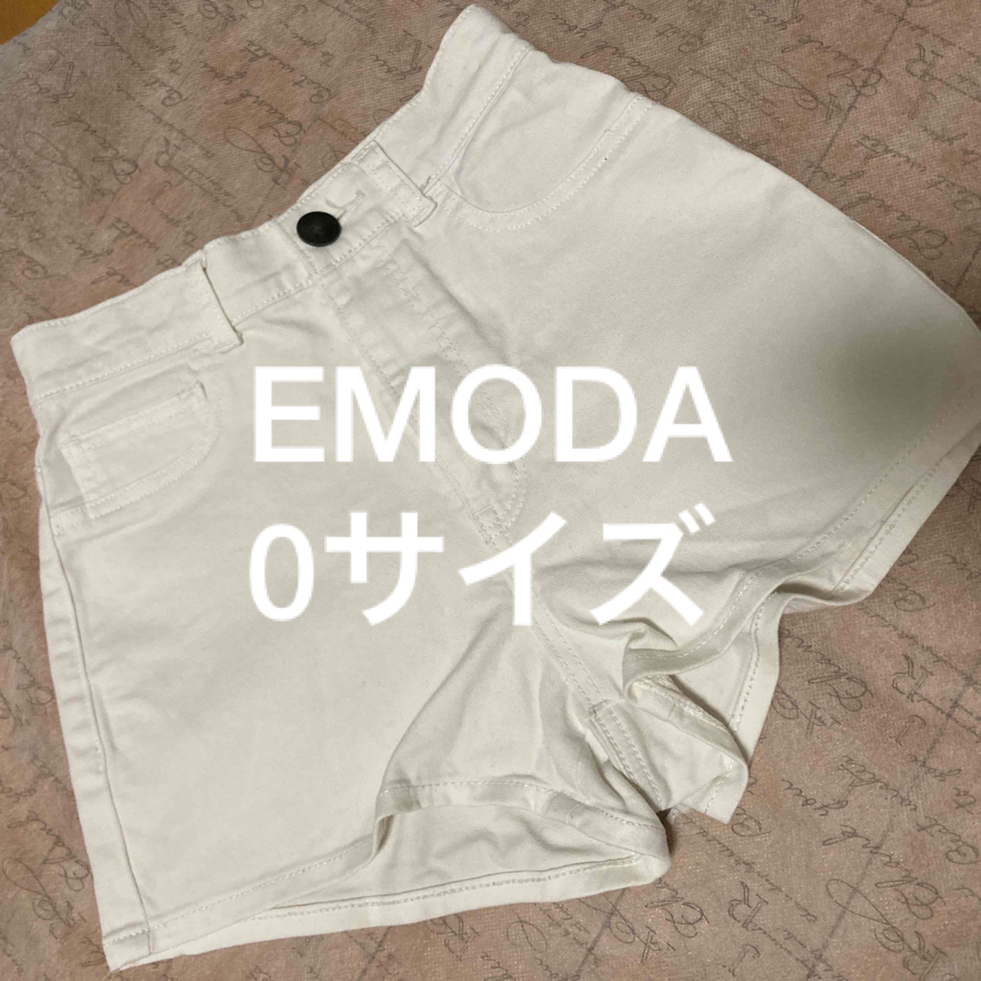 EMODA(エモダ)の未使用品　EMODA 白　ショートパンツ レディースのパンツ(ショートパンツ)の商品写真