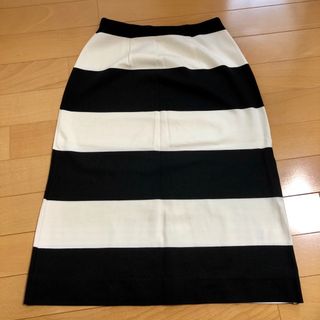 マリメッコ(marimekko)の未使用！ marimekko ボーダースカート モノトーン(ひざ丈スカート)