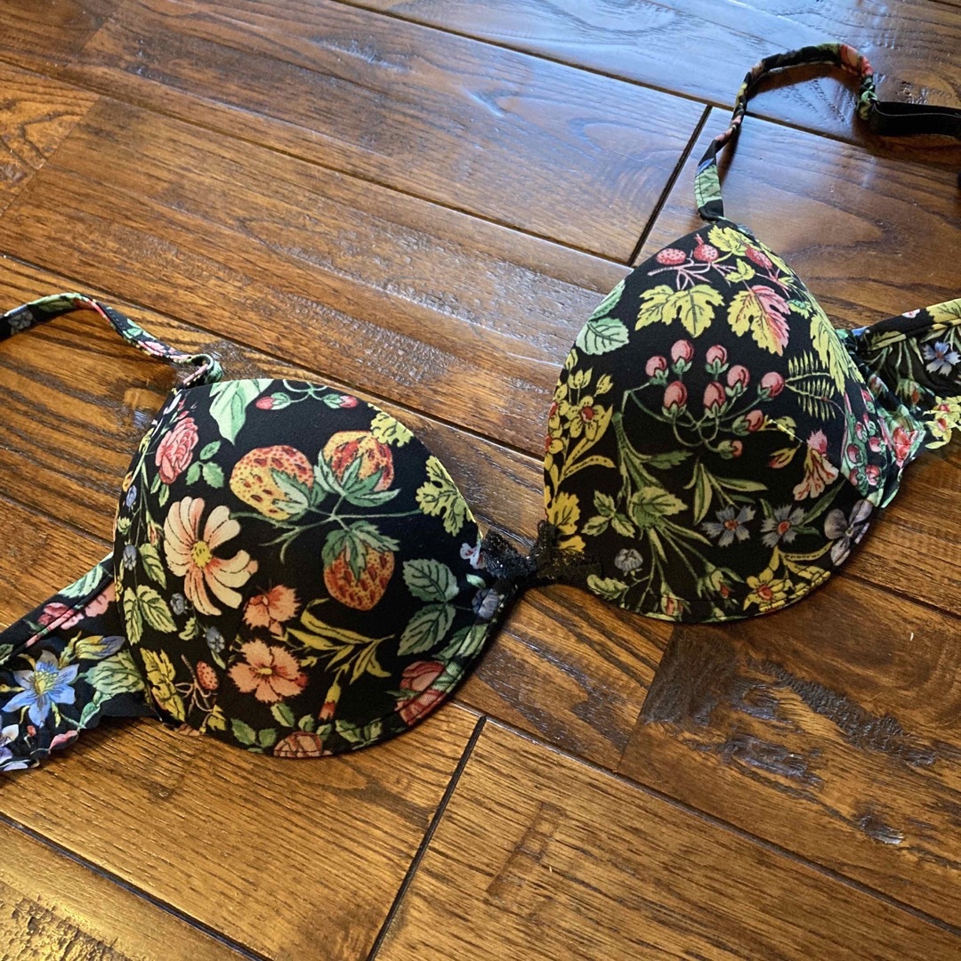 新品2点！intimissimi キャミソール＆ブラジャー 花柄 総柄 ブラック レディースのトップス(キャミソール)の商品写真