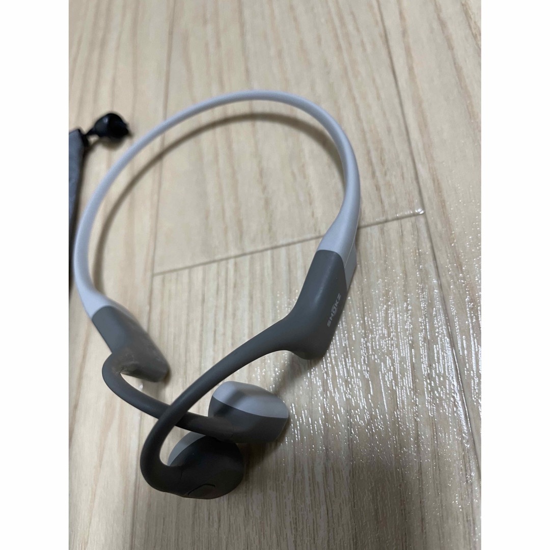 AFTERSHOKZ(アフターショックス)のShokz ショックス OpenRun Grey 【骨伝導イヤホン】 スマホ/家電/カメラのオーディオ機器(ヘッドフォン/イヤフォン)の商品写真