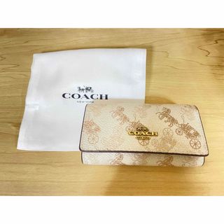 コーチ(COACH)のCOACH キーケース 白 ベージュ 馬(キーケース)