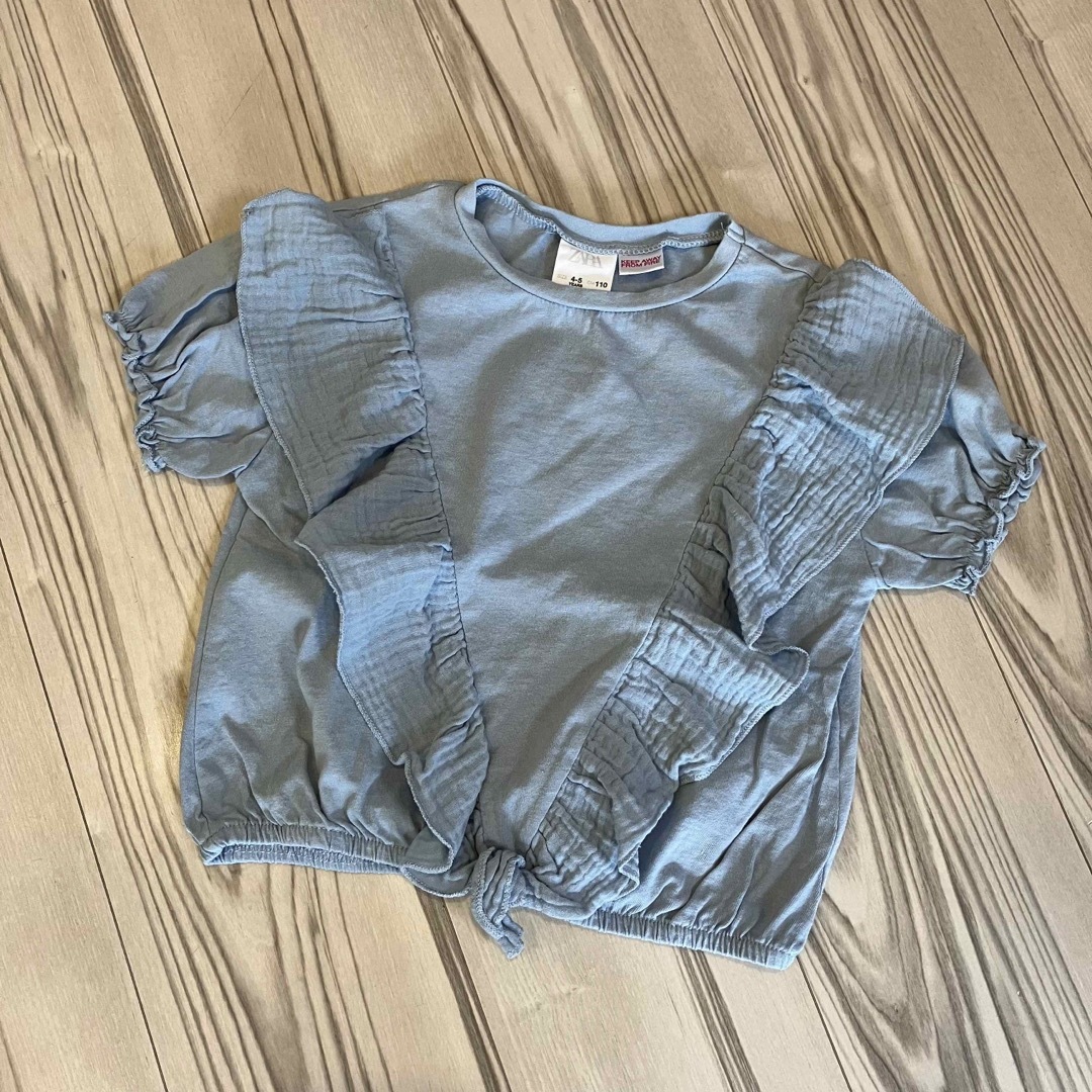 ZARA KIDS(ザラキッズ)の【ZARA】ザラキッズ ブルー トップス 半袖 フリル サイズ110cm キッズ/ベビー/マタニティのキッズ服女の子用(90cm~)(Tシャツ/カットソー)の商品写真