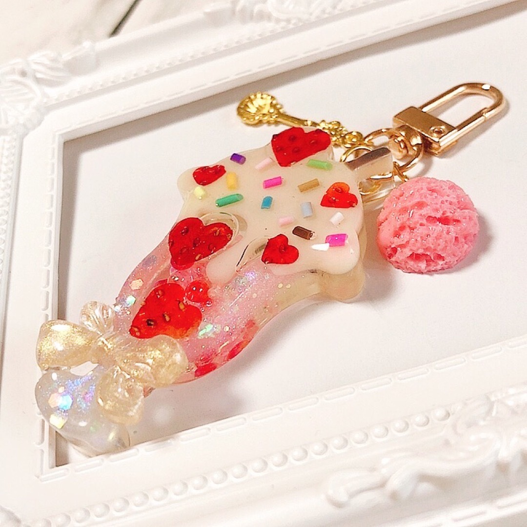 cafeキラキラ苺パフェ◆シェイカーキーホルダー 押しフルーツ レジン ゆめかわ cafeキラキラ苺パフェ◆シェイカーキーホルダー 押しフルーツ レジン ゆめかわ