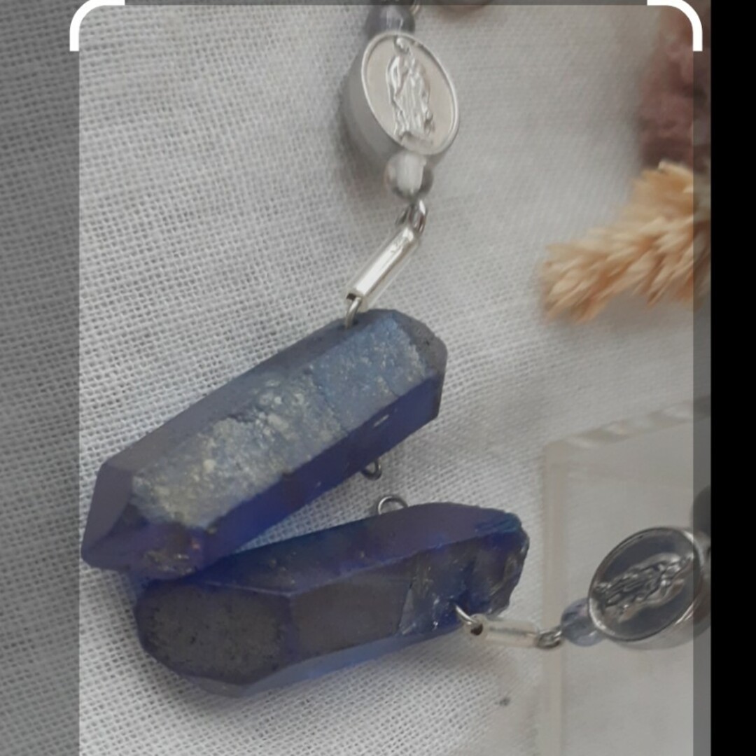 Grimoire(グリモワール)のヴィンテージパーツ　聖人チャームと深いブルーのクリスタル　イヤリング レディースのアクセサリー(イヤリング)の商品写真