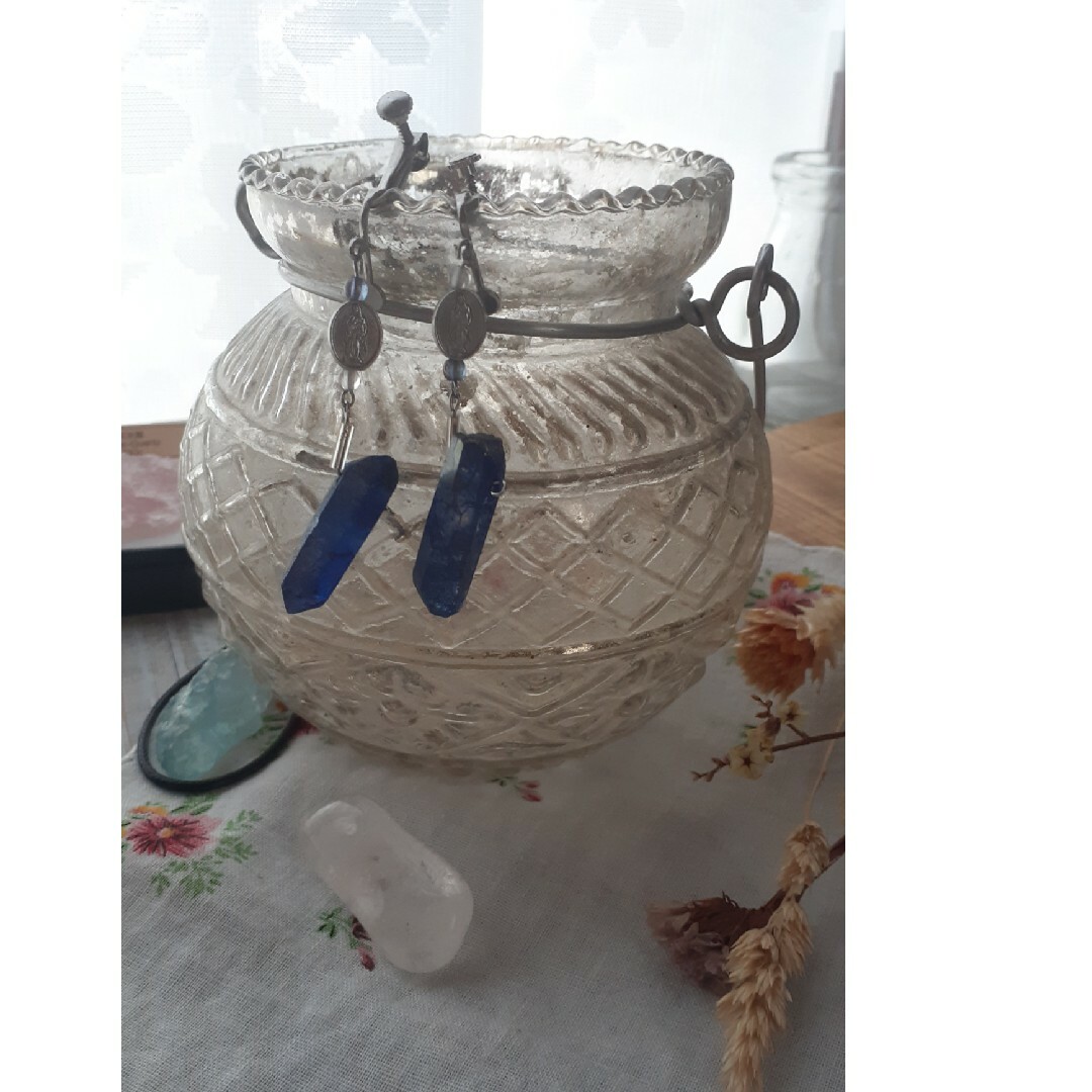 Grimoire(グリモワール)のヴィンテージパーツ　聖人チャームと深いブルーのクリスタル　イヤリング レディースのアクセサリー(イヤリング)の商品写真