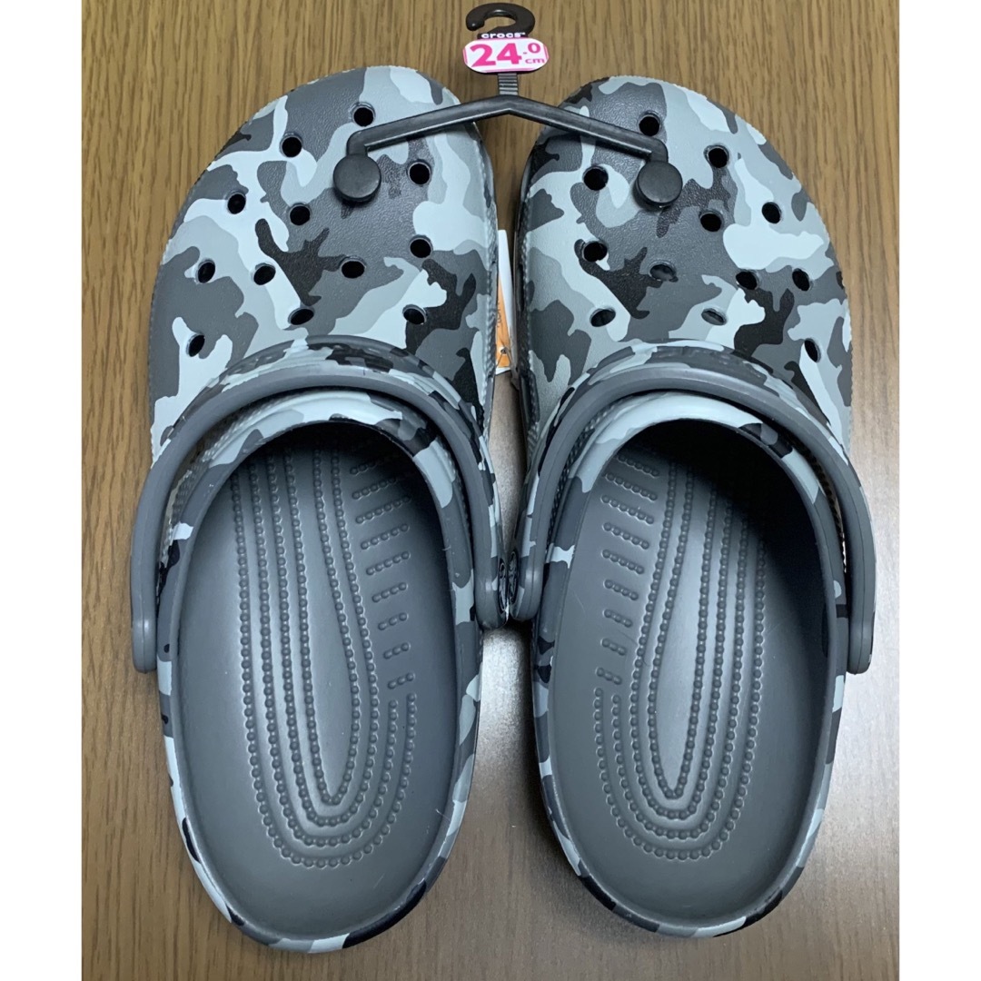 crocs(クロックス)の【タグ付き・未使用品】 クロックス  プリンテッド カモ クロッグ 24 レディースの靴/シューズ(サンダル)の商品写真