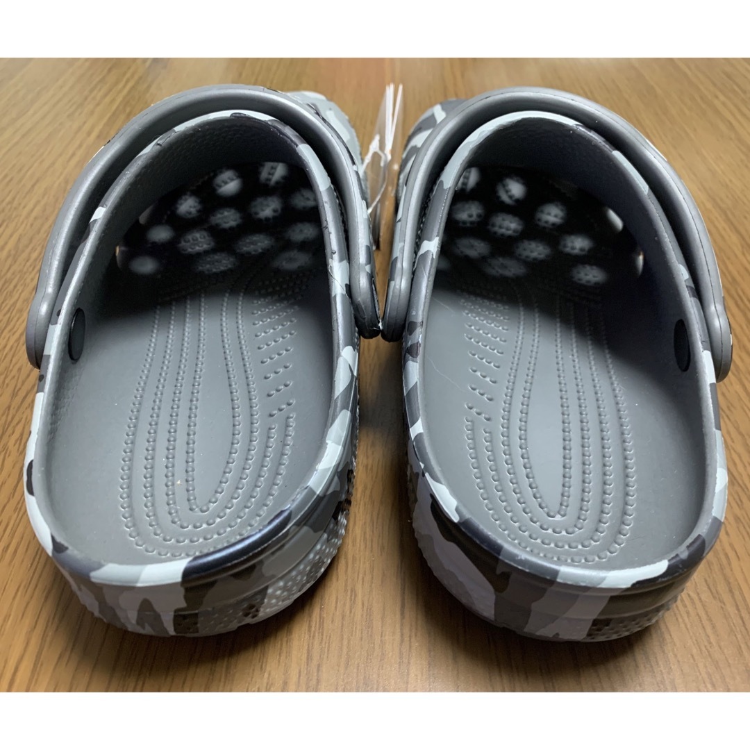 crocs(クロックス)の【タグ付き・未使用品】 クロックス  プリンテッド カモ クロッグ 24 レディースの靴/シューズ(サンダル)の商品写真