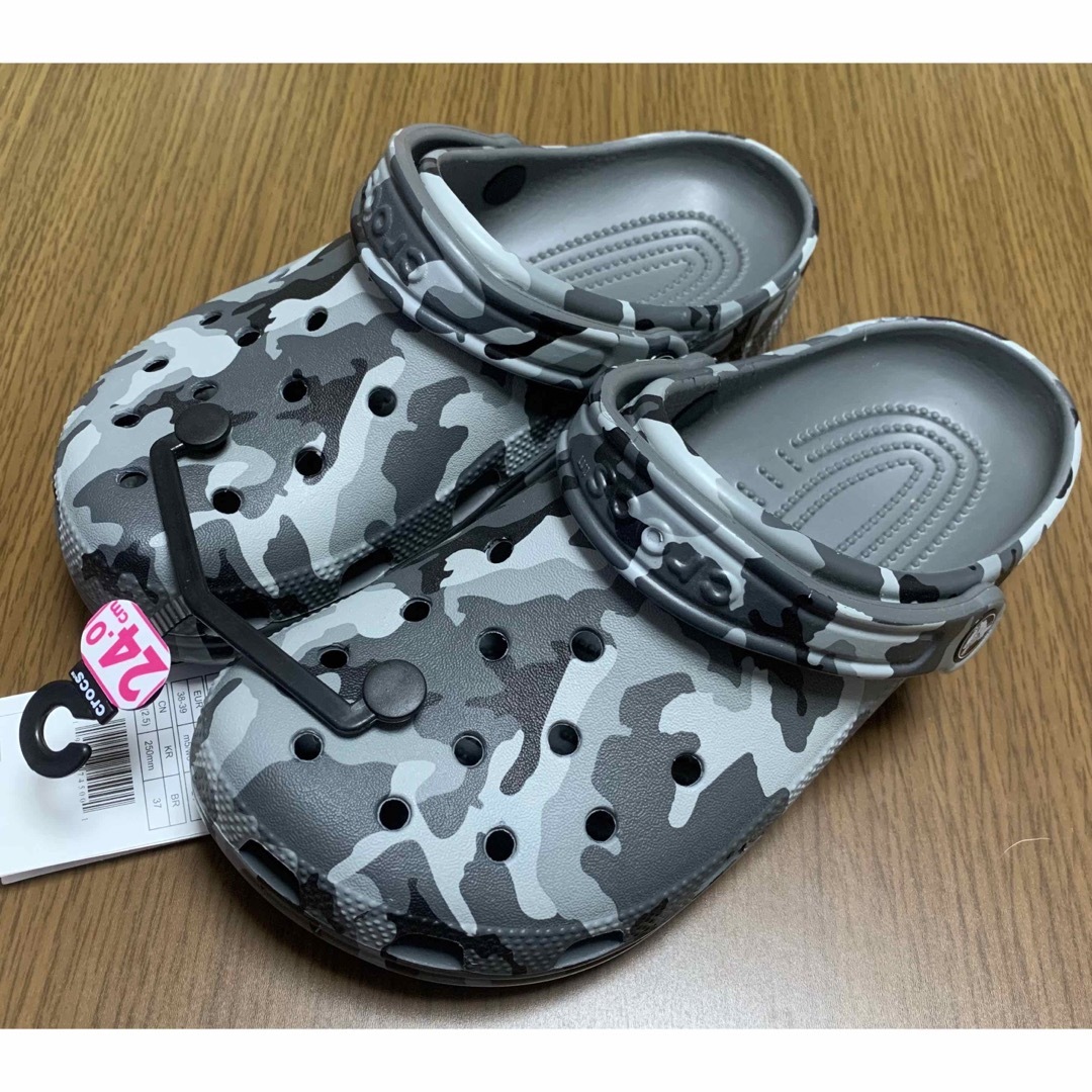 crocs(クロックス)の【タグ付き・未使用品】 クロックス  プリンテッド カモ クロッグ 24 レディースの靴/シューズ(サンダル)の商品写真