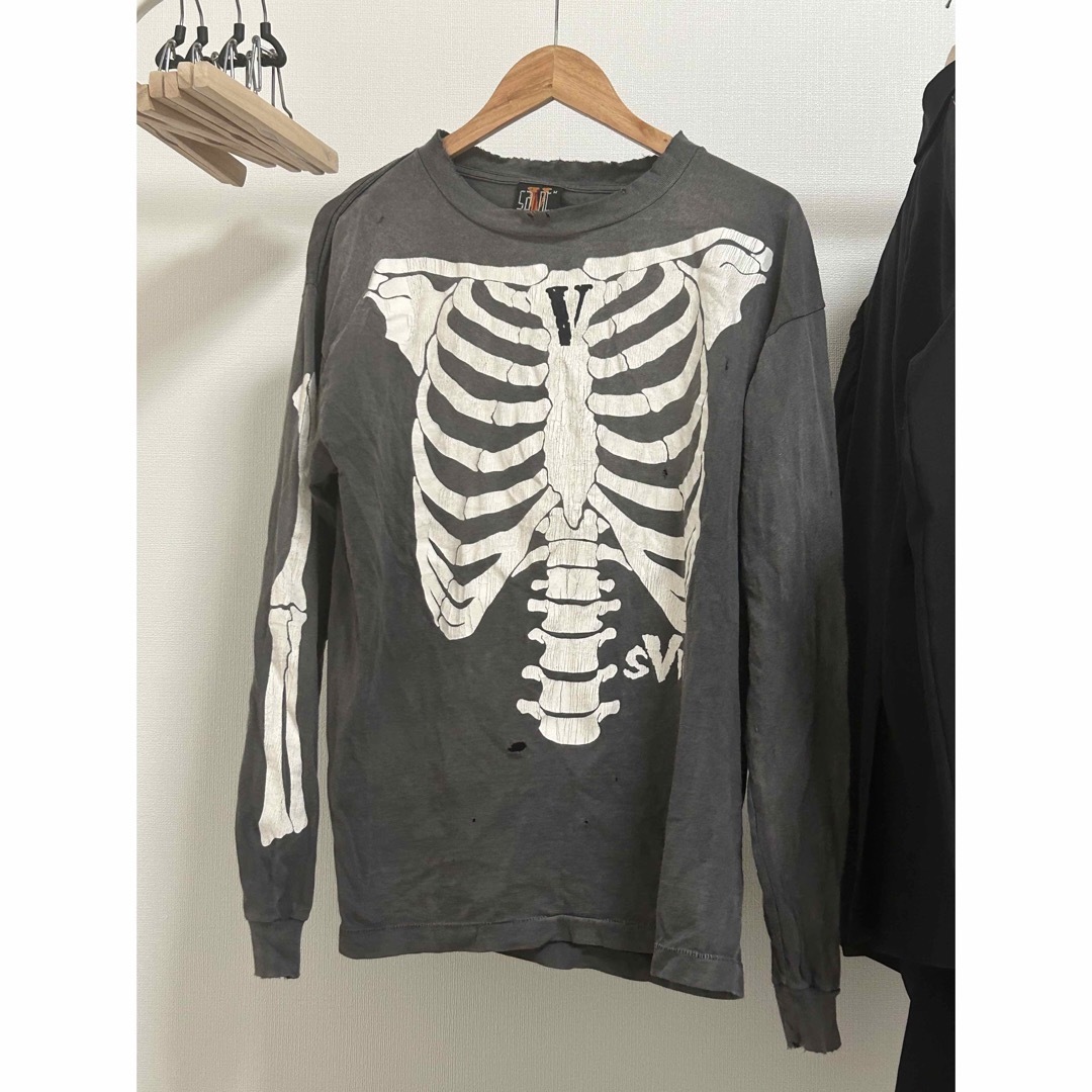 VLONE(ヴィーローン)のsaint michael vlone bone ロンT 正規品 メンズのトップス(Tシャツ/カットソー(七分/長袖))の商品写真