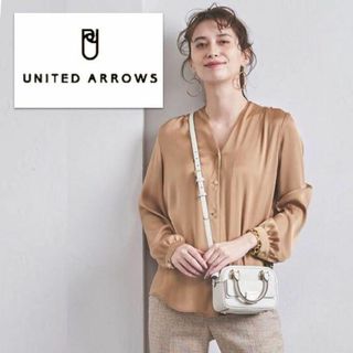 ユナイテッドアローズ(UNITED ARROWS)のマットサテン＊メタルボタン Vネックブラウス ブロンズベージュ36(シャツ/ブラウス(長袖/七分))