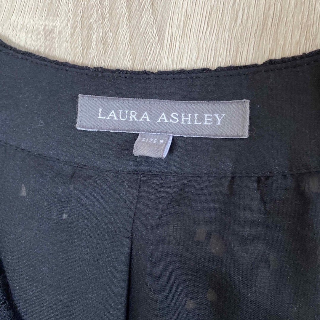 LAURA ASHLEY(ローラアシュレイ)の美品　ローラアシュレイ　ノーカラージャケット　レース レディースのジャケット/アウター(ノーカラージャケット)の商品写真