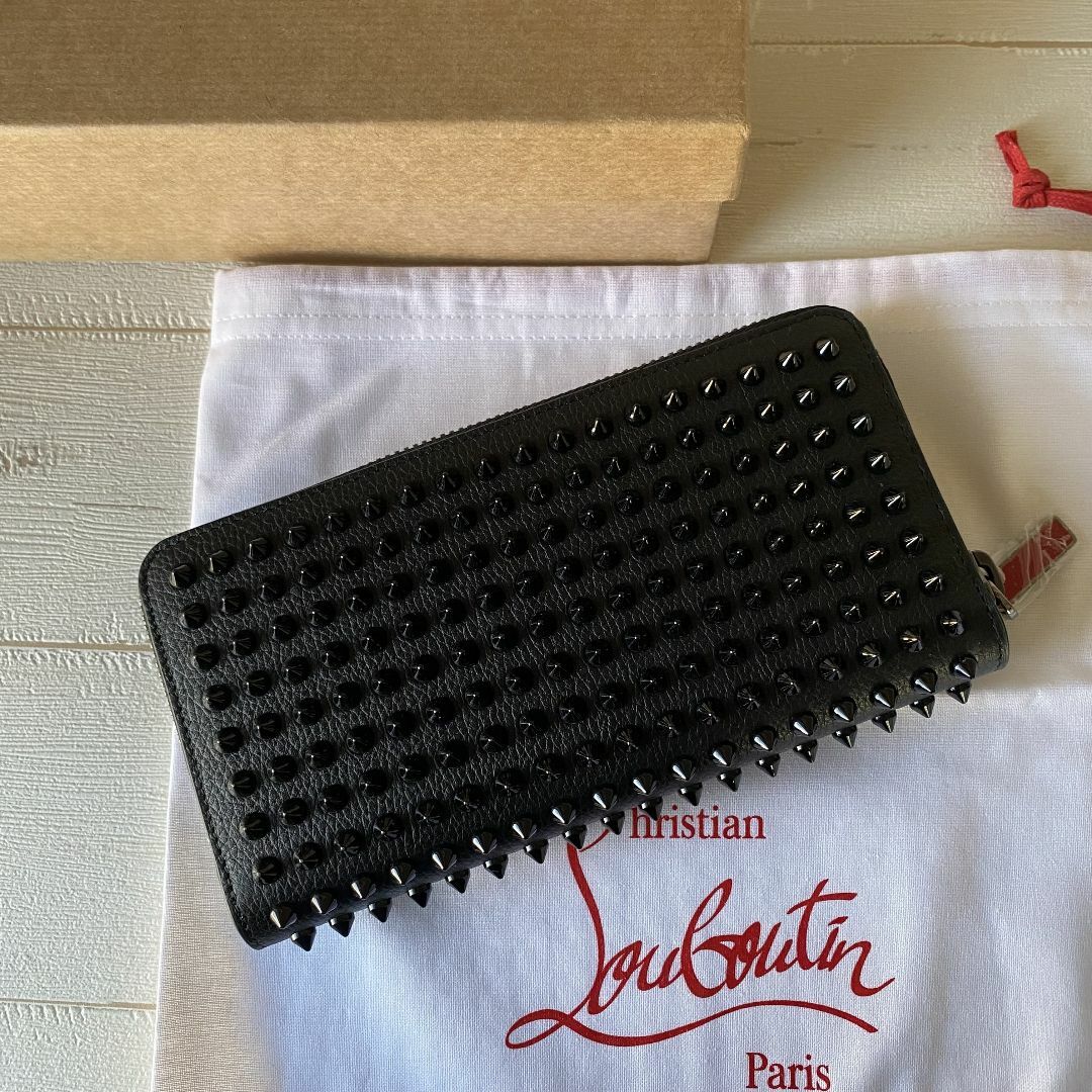 大人気❗️Christian  Louboutin  スパイクスタッズウォレット