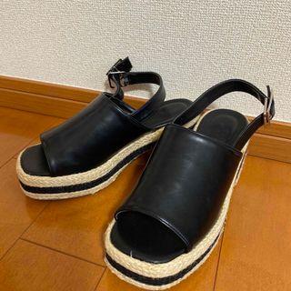 アズールバイマウジー(AZUL by moussy)のAZUL by moussy 厚底サンダルブラック　ストラップ付きMサイズ(サンダル)