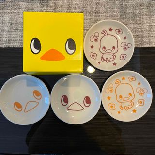 ニッシンショクヒン(日清食品)の日清食品 ひよこちゃん 小皿4枚＆水切りマット 株主優待2023(キャラクターグッズ)