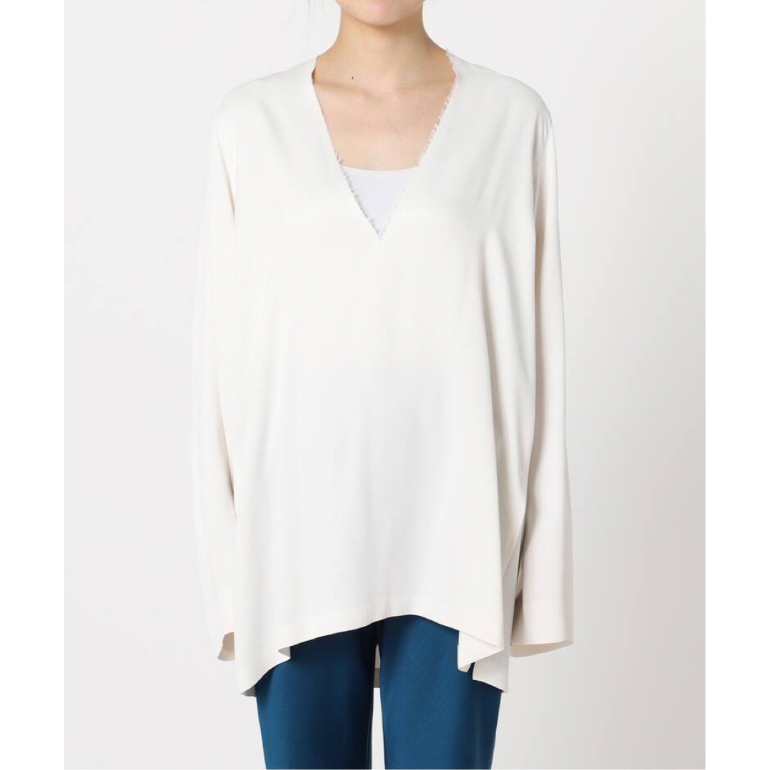 CITYSHOP(シティショップ)のCITYSHOP V NECK SATIN ブラウス シティーショップ　ホワイト レディースのトップス(シャツ/ブラウス(長袖/七分))の商品写真