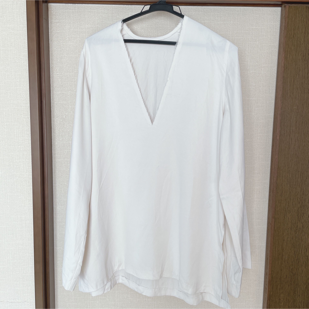 CITYSHOP(シティショップ)のCITYSHOP V NECK SATIN ブラウス シティーショップ　ホワイト レディースのトップス(シャツ/ブラウス(長袖/七分))の商品写真