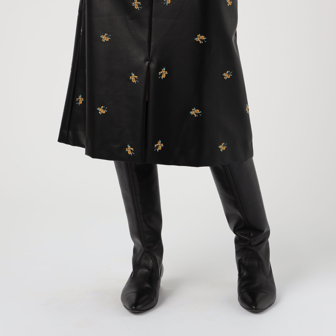 TOMORROWLAND(トゥモローランド)の定価3万　完売商品　レザー　刺繍　スカート　マーメイド　エンブロイダリー レディースのスカート(ひざ丈スカート)の商品写真
