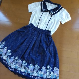 アクシーズファム(axes femme)のaxesfemm 襟刺繍リボンブラウス 猫とプレゼントBOX柄スカート セット♪(ひざ丈スカート)