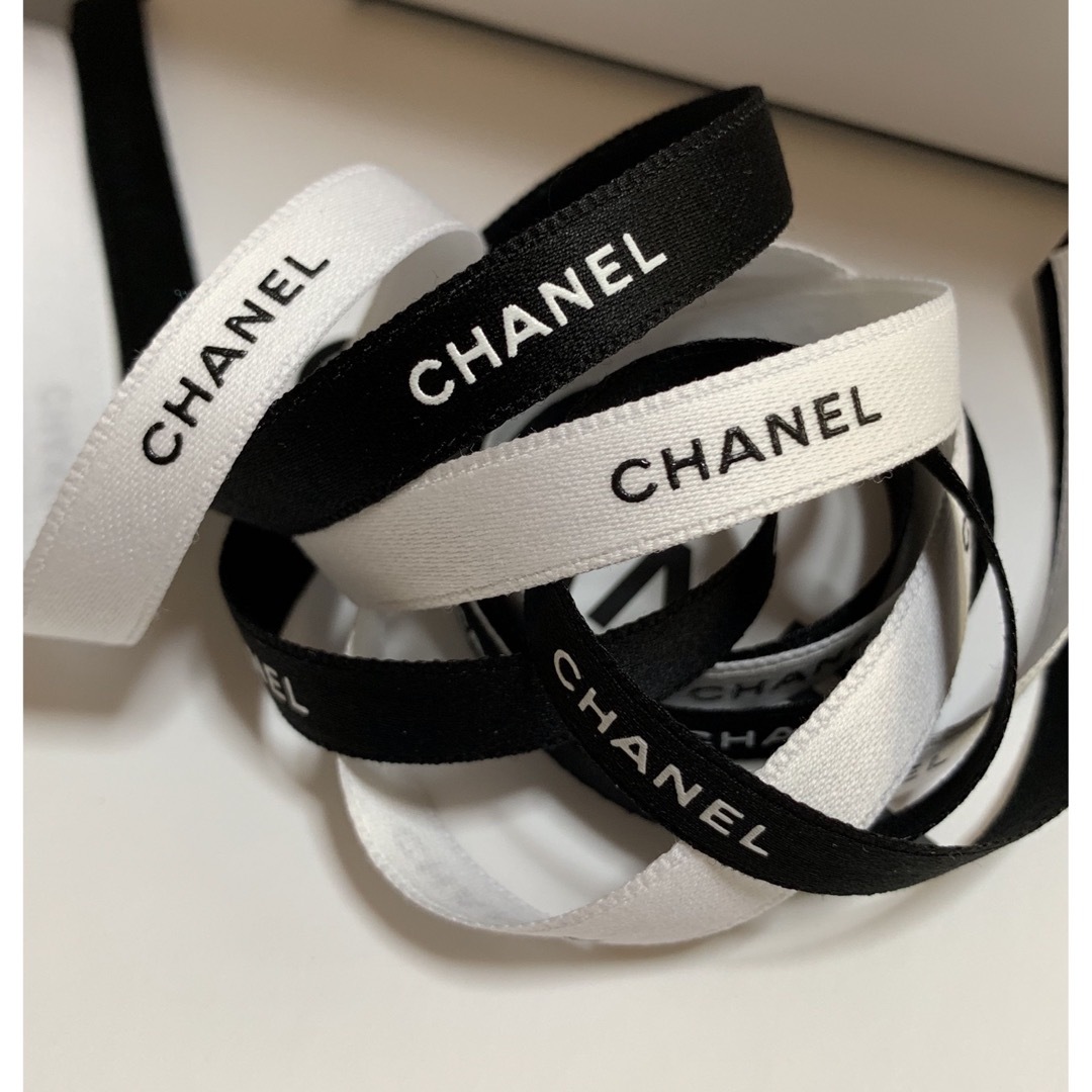 CHANEL(シャネル)の希少！1cm幅 CHANEL ラッピング リボン 2m インテリア/住まい/日用品のオフィス用品(ラッピング/包装)の商品写真