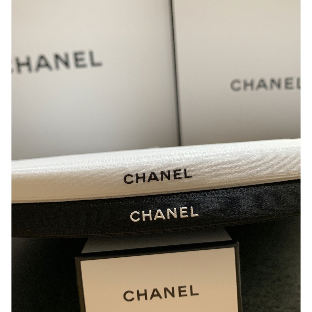 CHANEL(シャネル)の希少！1cm幅 CHANEL ラッピング リボン 2m インテリア/住まい/日用品のオフィス用品(ラッピング/包装)の商品写真