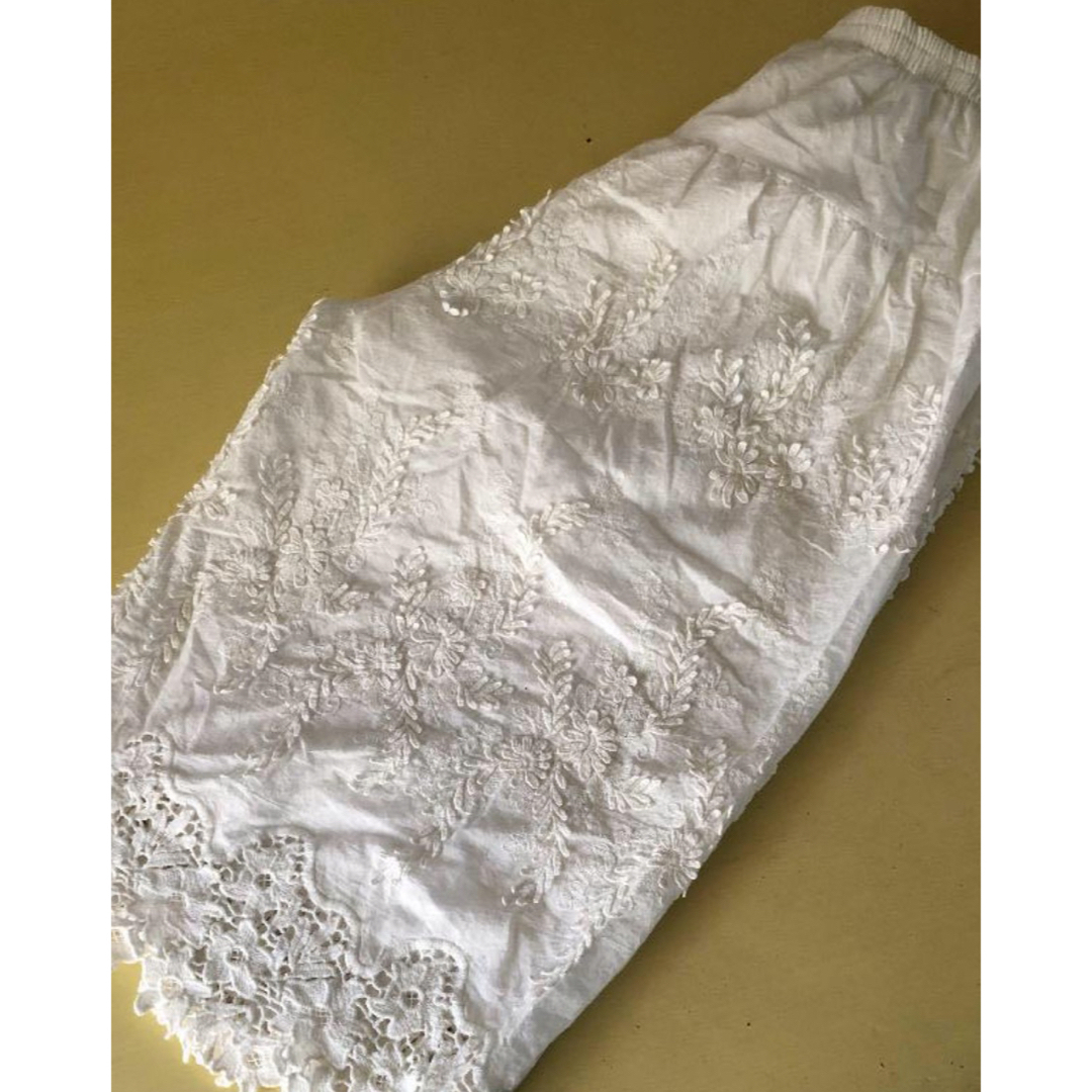 ナチュラルホワイト 綺麗な レース ＆ 刺繍 のたっぷりワイドパンツ レディースのパンツ(その他)の商品写真