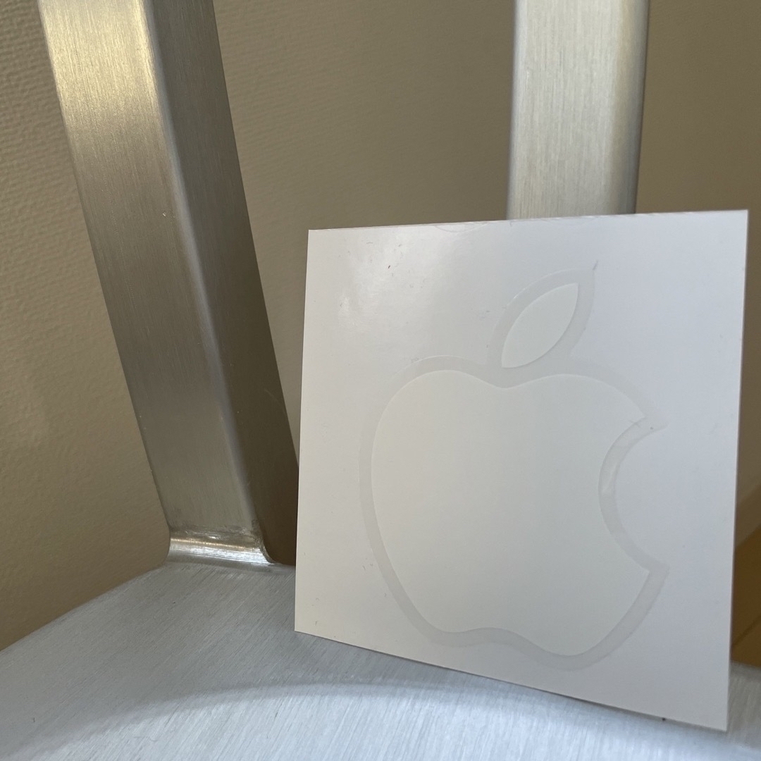 Apple(アップル)の新品　MacBook Pro  クリーニングクロス　と　アップル　ステッカー エンタメ/ホビーのコレクション(ノベルティグッズ)の商品写真