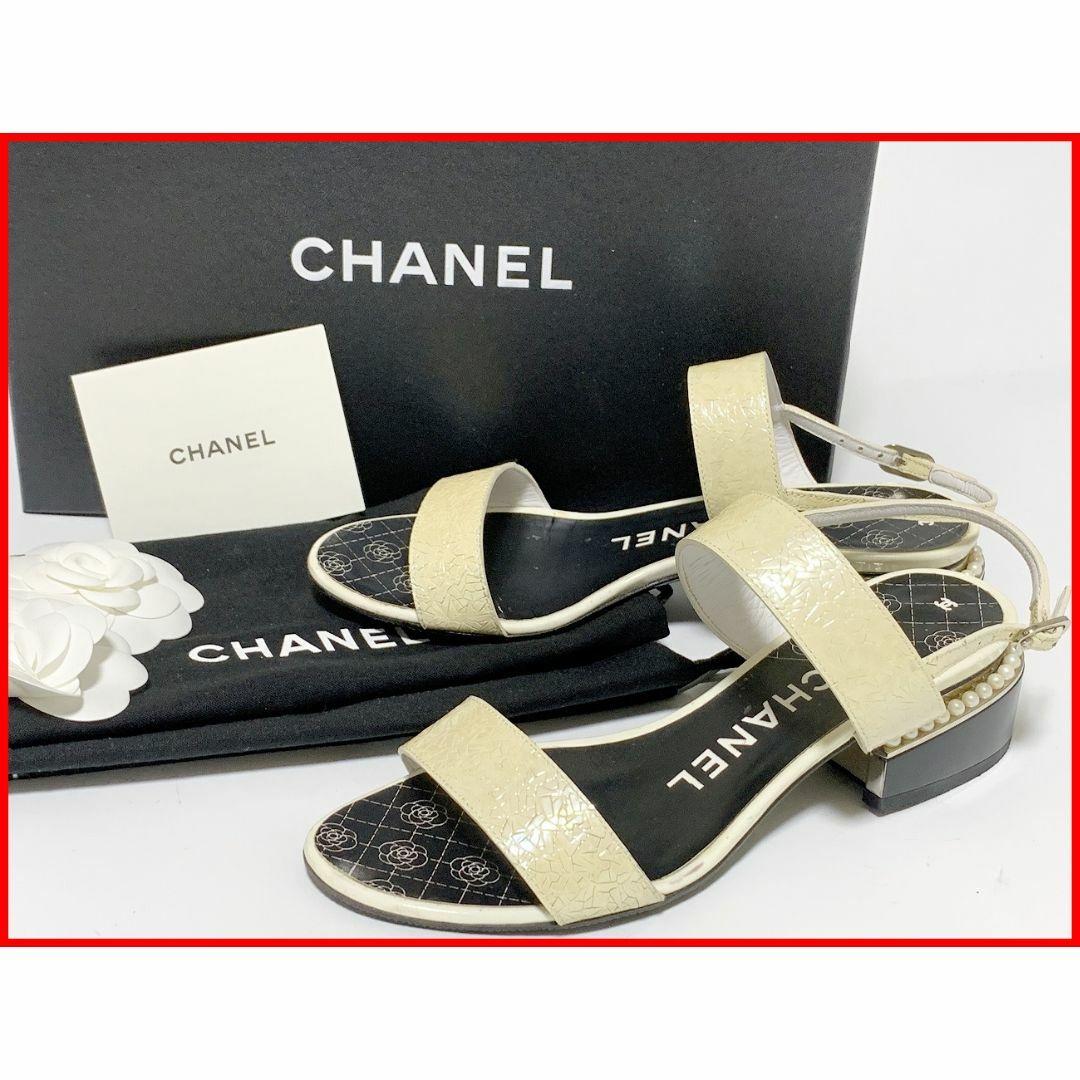 CHANEL(シャネル)のシャネル 35≒22cm パンプス 黒/パール 箱付 エナメル jtu レディースの靴/シューズ(サンダル)の商品写真