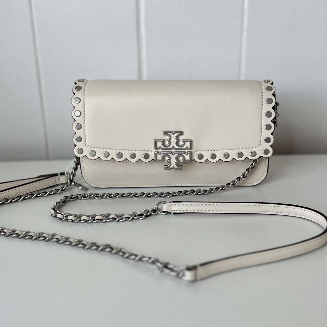 Tory Burch(トリーバーチ)の【TORY BURCH】  BRITTEN WALLET CROSSBODY レディースのバッグ(クラッチバッグ)の商品写真