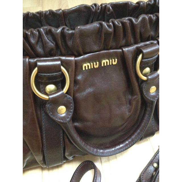 miumiu(ミュウミュウ)のmiu miu バッグ 2way 確実正規品 レディースのバッグ(ハンドバッグ)の商品写真