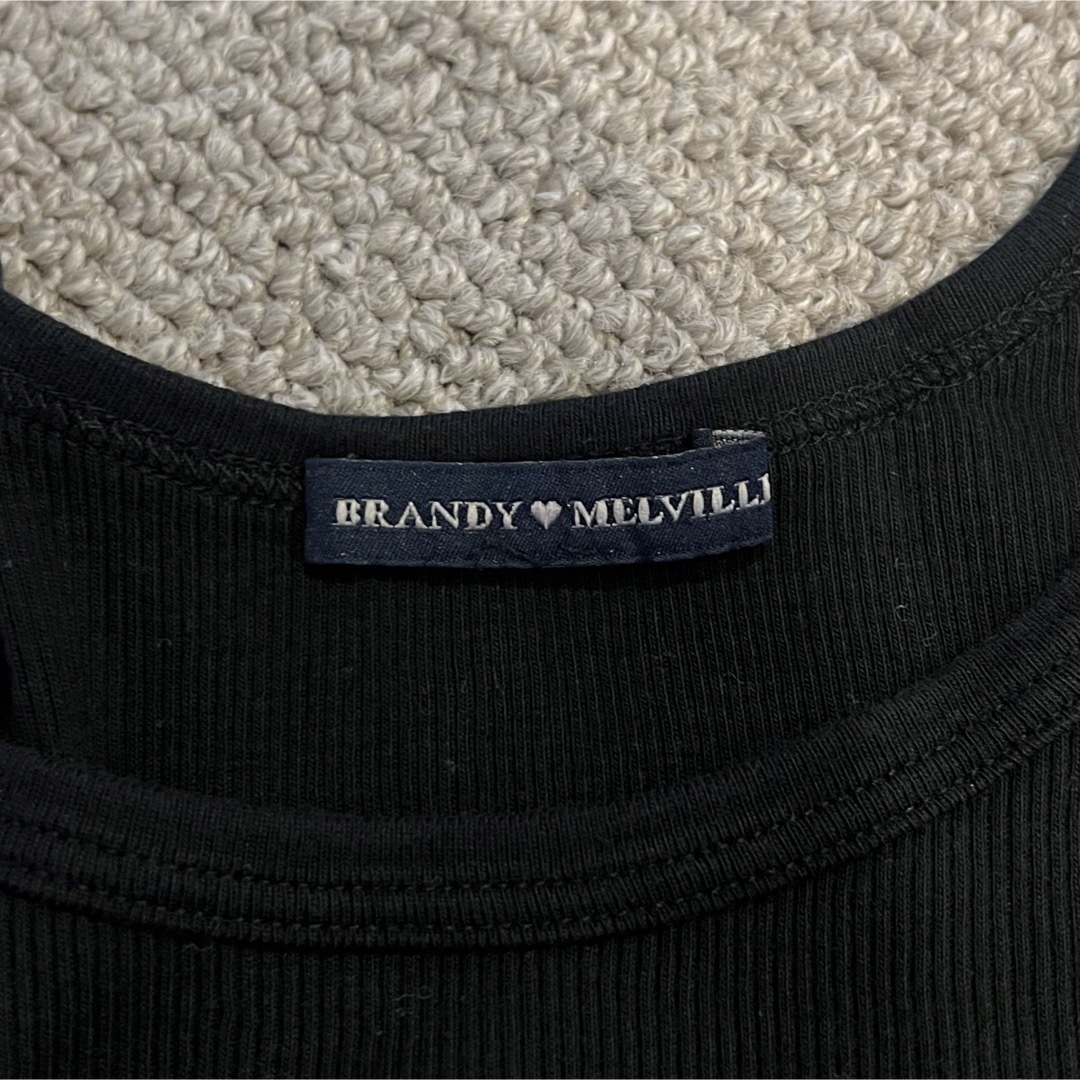 brandy melville 龍 黒タンクトップ キャミソール レディースのトップス(タンクトップ)の商品写真