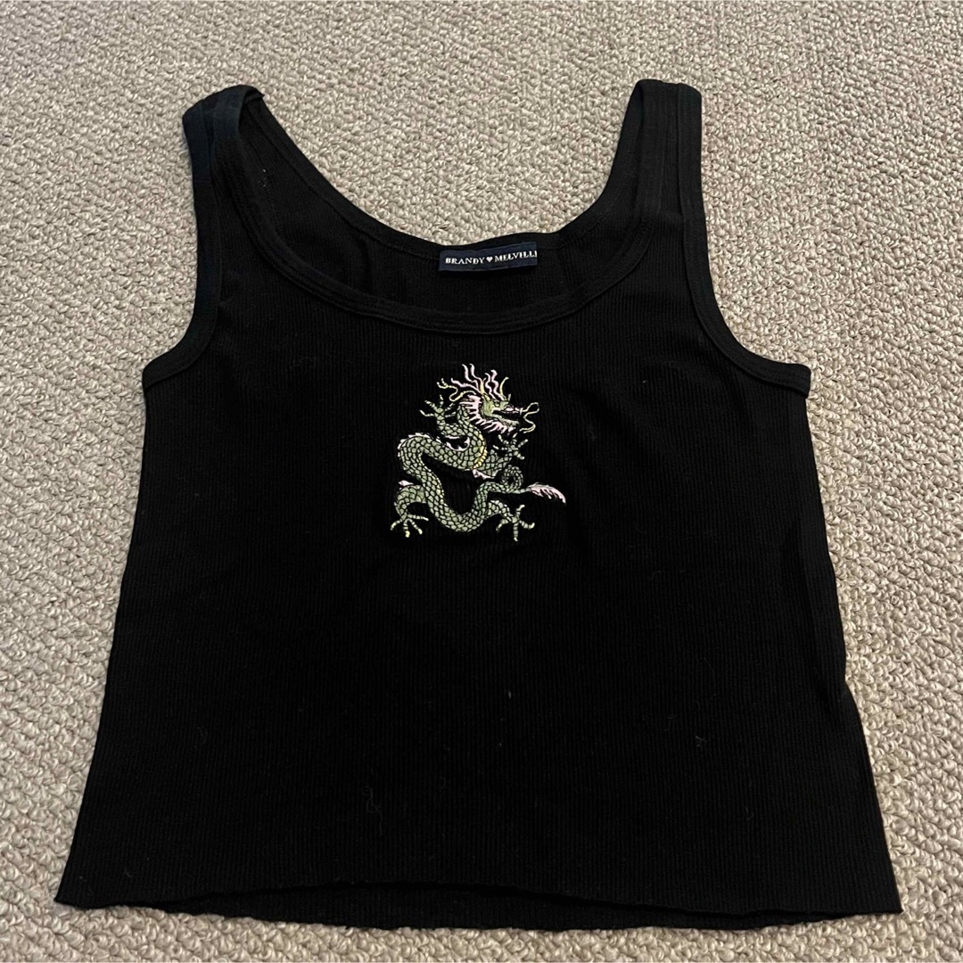 brandy melville 龍 黒タンクトップ キャミソール レディースのトップス(タンクトップ)の商品写真