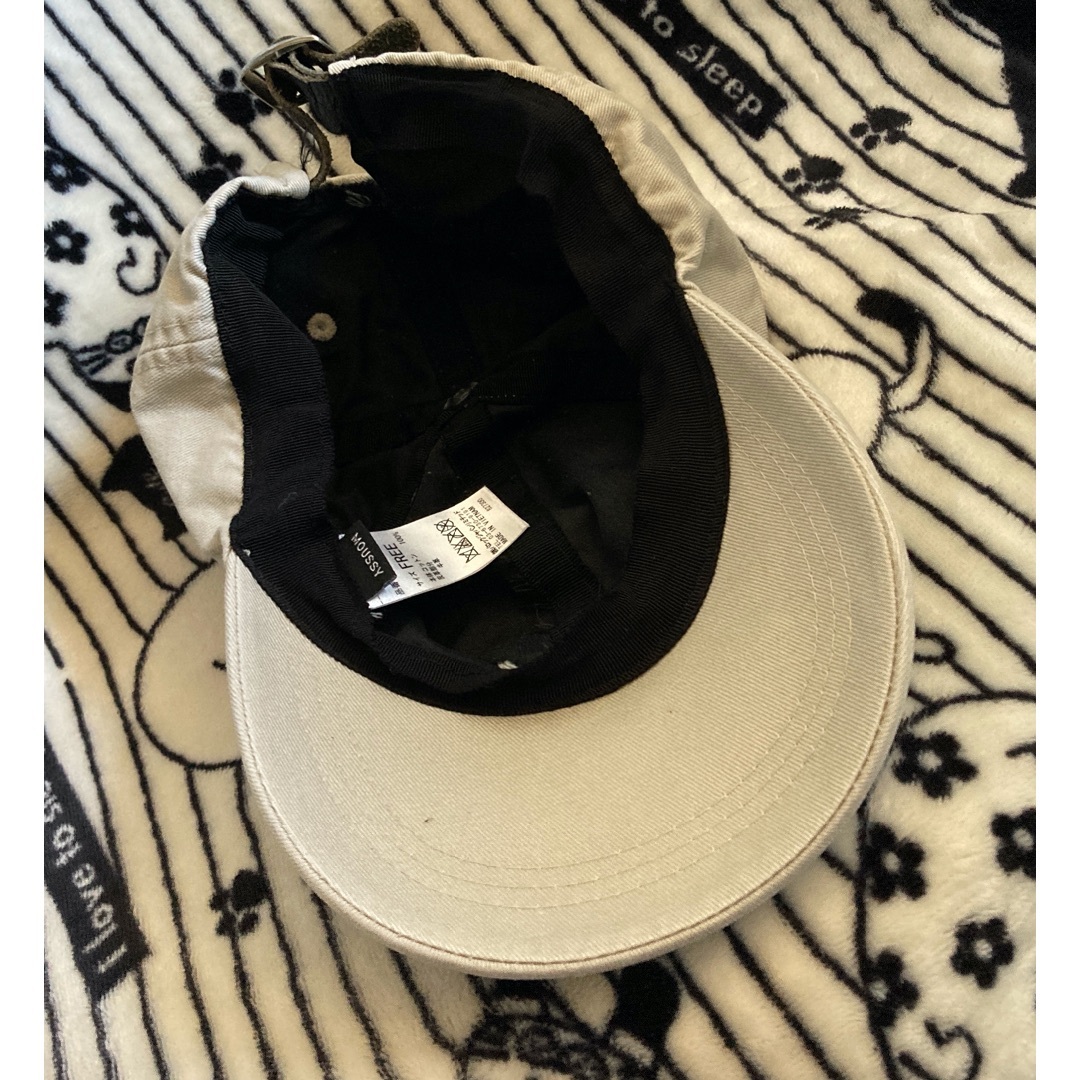 moussy(マウジー)の洗濯済　ベージュ色ローキャップ【マウジー MOUSSY】スナップバック帽子CAP レディースの帽子(キャップ)の商品写真