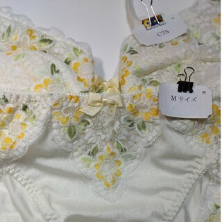 白色に黄色と緑色の花柄模様刺繍入り上下セット下着ブラジャーC75ショーツMサイズ(ブラ&ショーツセット)
