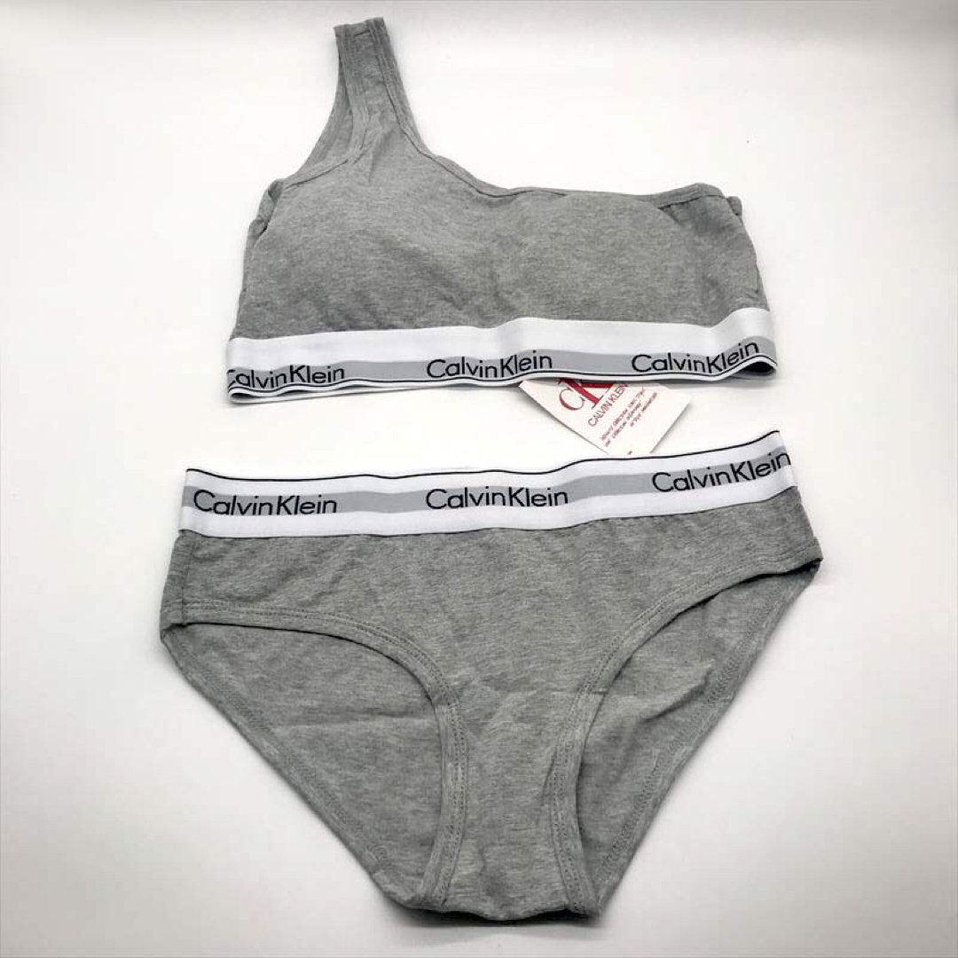 ck Calvin Klein(シーケーカルバンクライン)のカルバンクライン　上下セット　ワンショルダーブラレット&ショーツ　灰下着　M レディースの下着/アンダーウェア(ブラ&ショーツセット)の商品写真