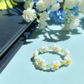 白いお花の指輪　ホワイト×グリーン　フラワー　韓国(リング)