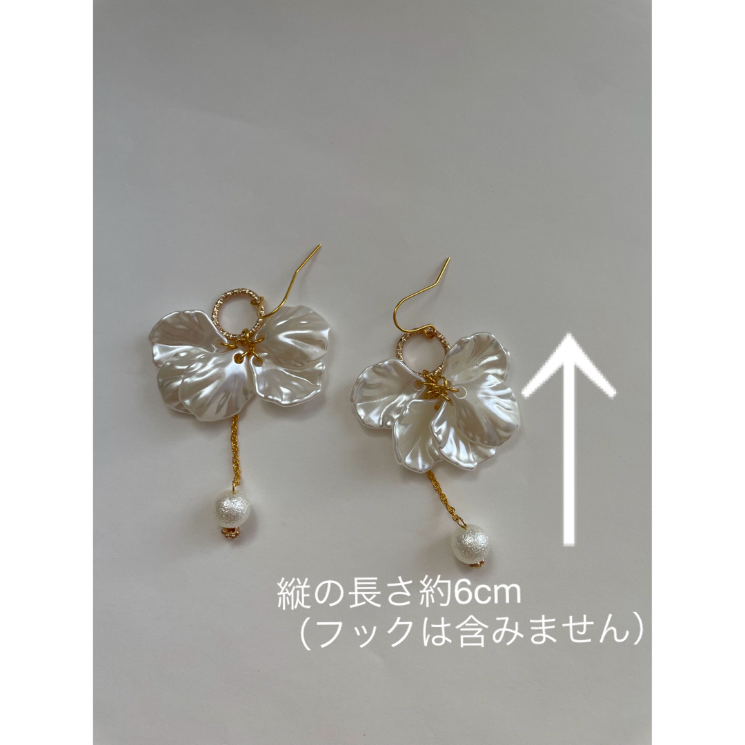 花びらのピアス ハンドメイドのアクセサリー(ピアス)の商品写真