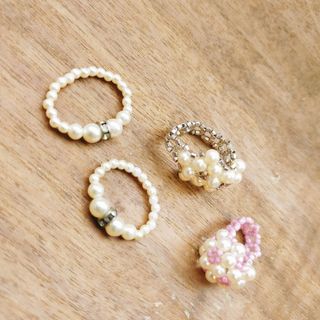 ビーズアクセサリー　指輪　4個セット（白）(リング)