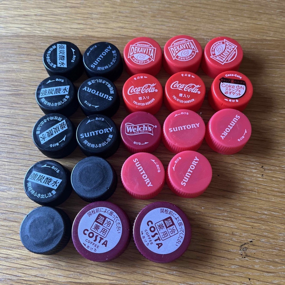 ペットボトル　フタ　キャップ　赤　黒 ハンドメイドの素材/材料(各種パーツ)の商品写真