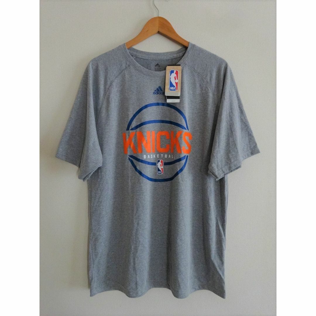 adidas(アディダス)の送料込 新品★adidas NBA NY NICKS Tシャツ us.L(4L) メンズのトップス(Tシャツ/カットソー(半袖/袖なし))の商品写真