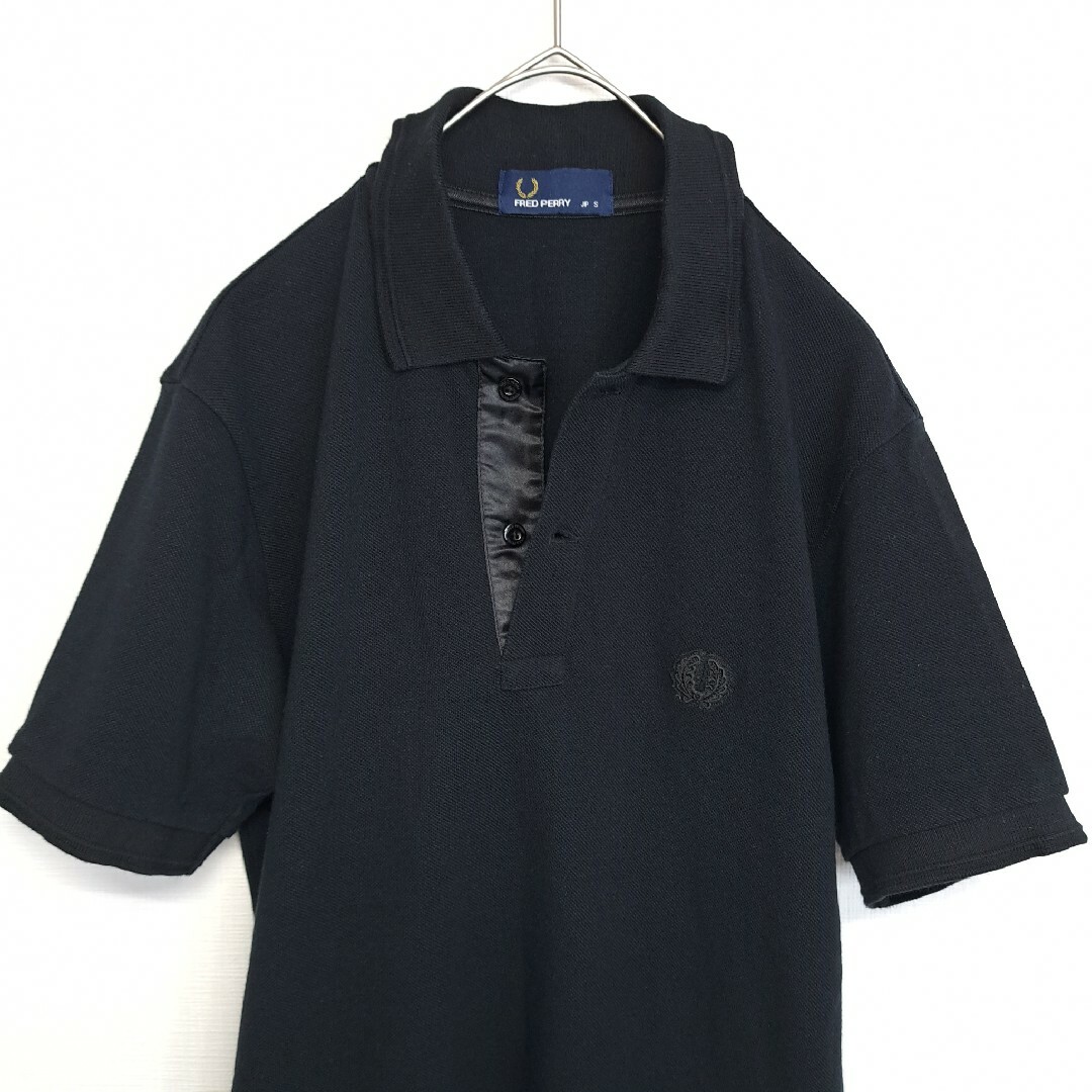 FRED PERRY(フレッドペリー)の【人気カラー】FRED PERRY オールブラック ポロシャツ 月桂樹ロゴ S メンズのトップス(ポロシャツ)の商品写真