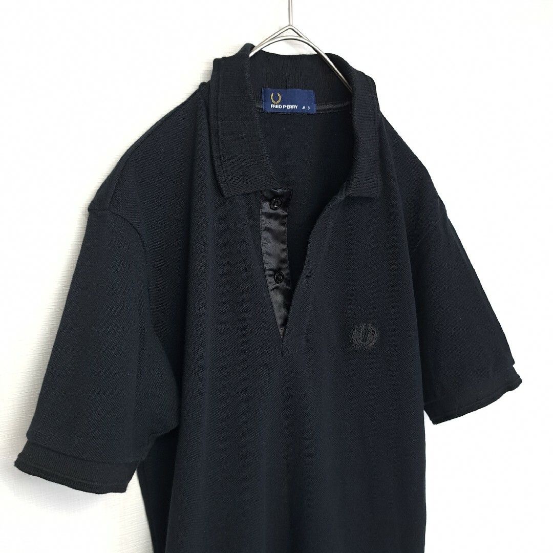 FRED PERRY(フレッドペリー)の【人気カラー】FRED PERRY オールブラック ポロシャツ 月桂樹ロゴ S メンズのトップス(ポロシャツ)の商品写真