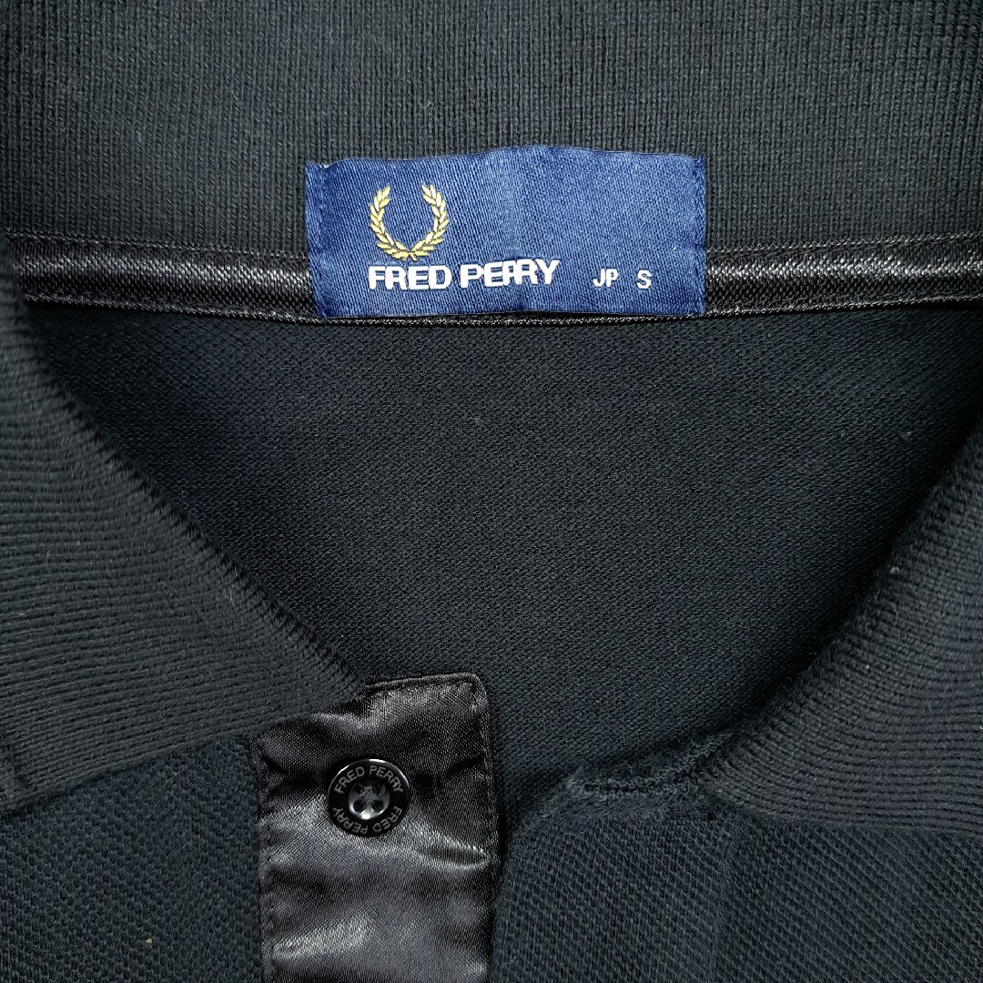 FRED PERRY(フレッドペリー)の【人気カラー】FRED PERRY オールブラック ポロシャツ 月桂樹ロゴ S メンズのトップス(ポロシャツ)の商品写真