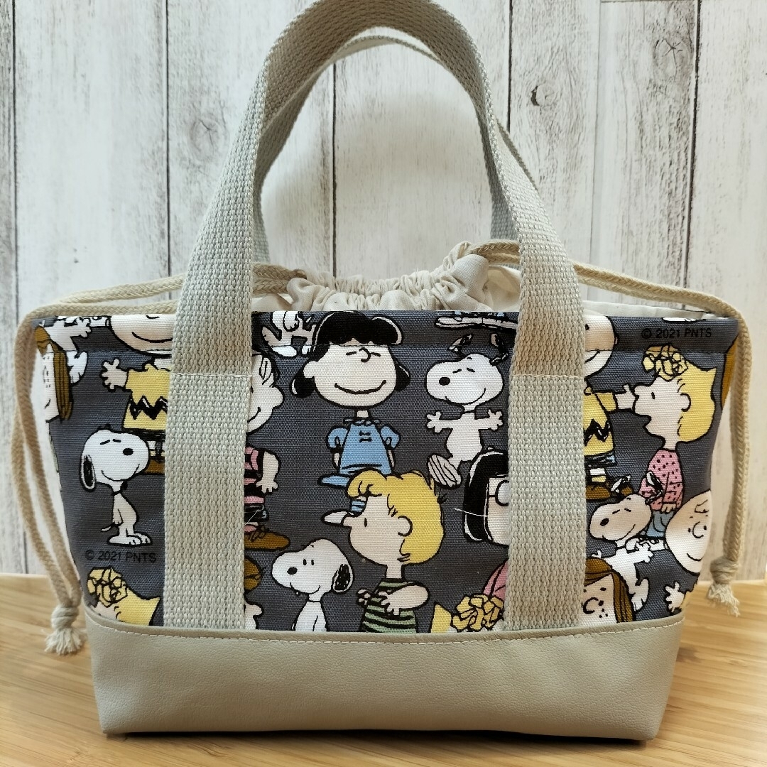 SNOOPY(スヌーピー)のSNOOPY　洗える保冷保温バッグ　仲間達グレー　保冷バッグ　お弁当袋 キッズ/ベビー/マタニティのこども用バッグ(ランチボックス巾着)の商品写真