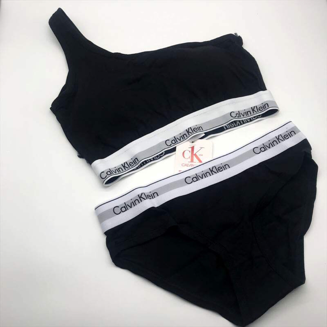 ck Calvin Klein(シーケーカルバンクライン)のカルバンクライン　上下セット　ワンショルダーブラレット&ショーツ　黒下着　M レディースの下着/アンダーウェア(ブラ&ショーツセット)の商品写真